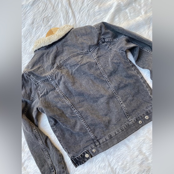 🌻TOPSHOP Oversized borg denim jacket
🌻bust-36
🌻sleevelength-23
🌻length-21 - Picture 6 of 6